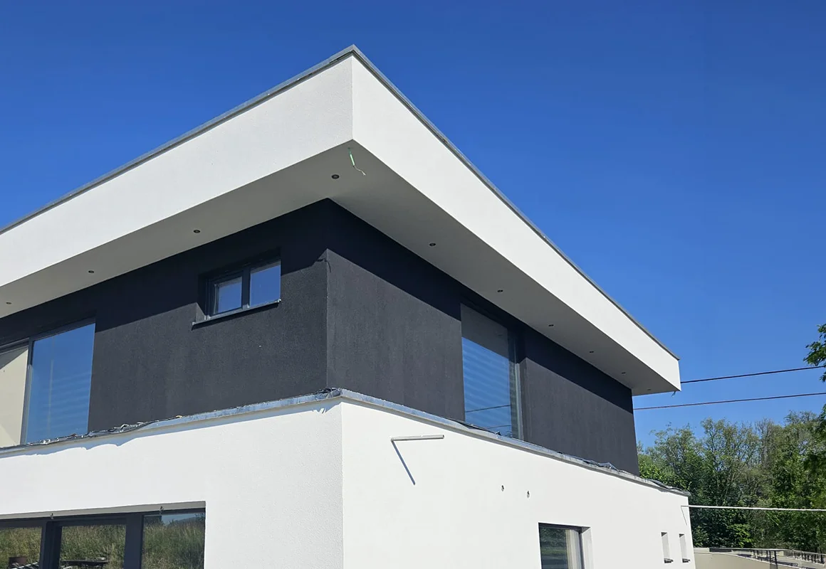 Pose d'isolant en façade après