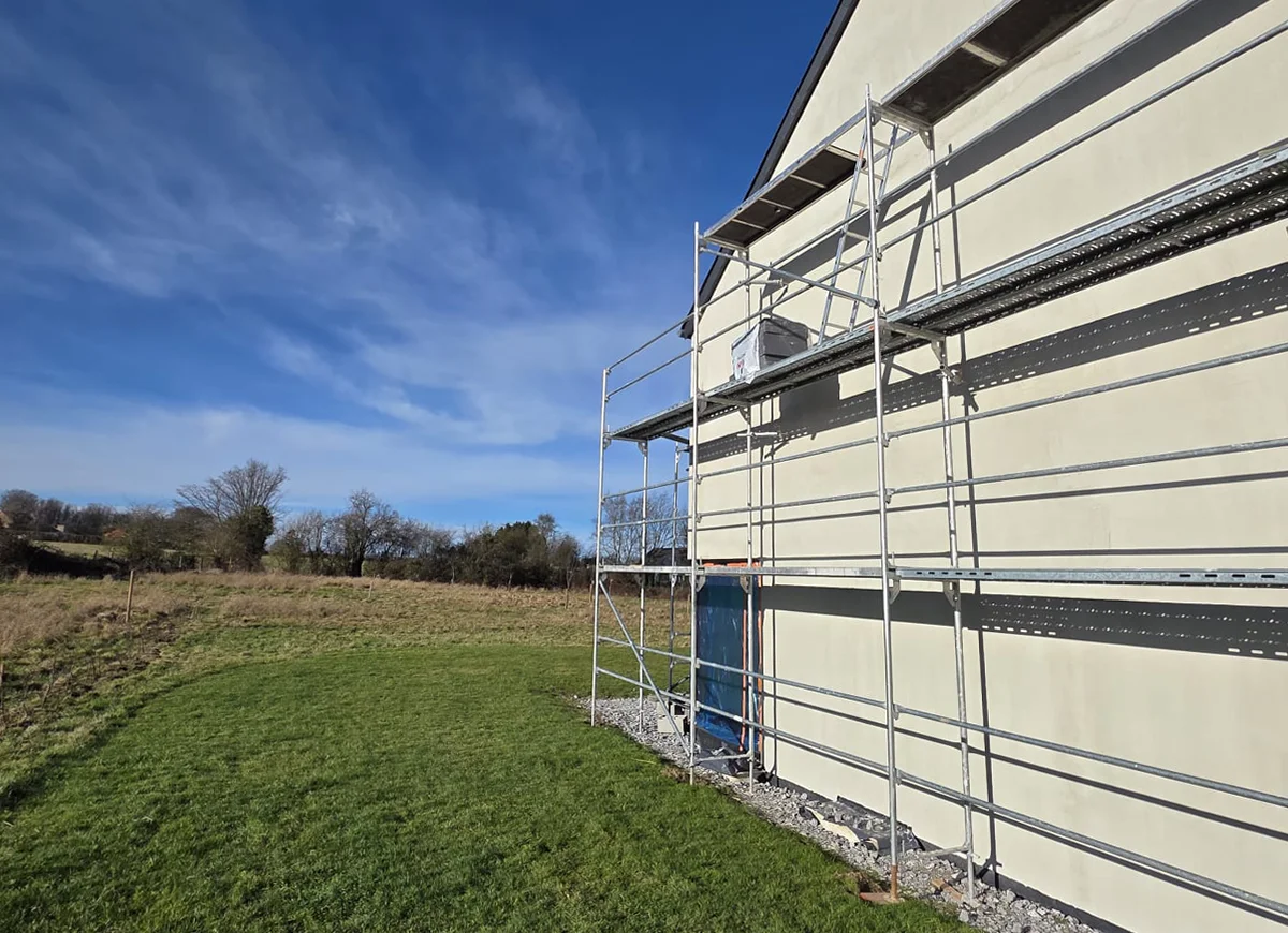 Façade de maison en cours de rénovation