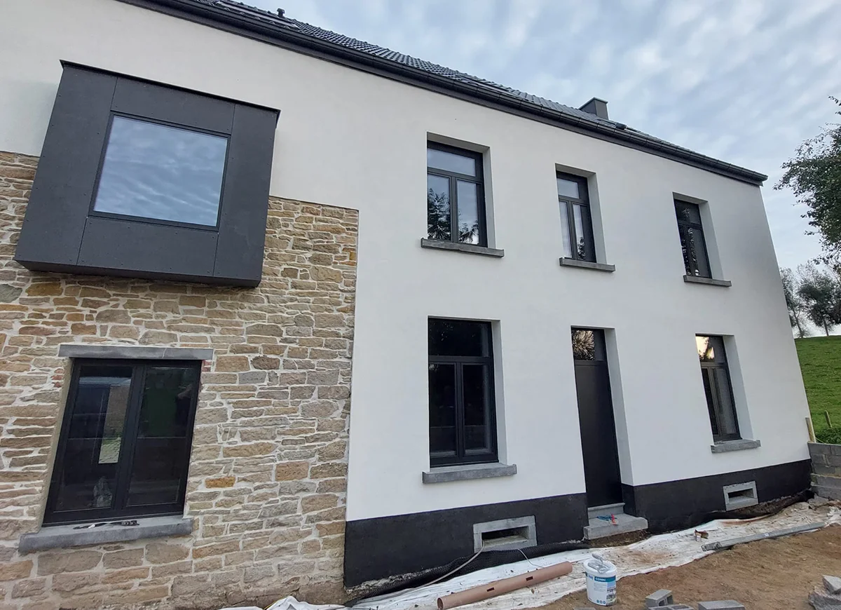 Façade de maison fraichement rénovée