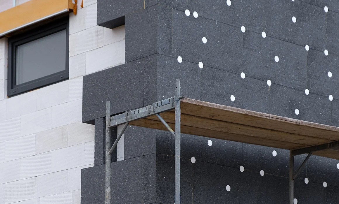 Installation en cours de panneaux isolants en façade